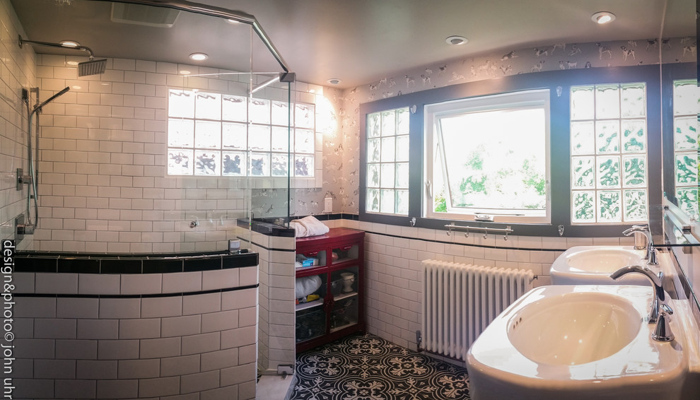 Пример оригинального дизайна: баня и сауна среднего размера в стиле фьюжн с стеклянными фасадами, красными фасадами, раздельным унитазом, серой плиткой, плиткой кабанчик, белыми стенами, полом из мозаичной плитки и настольной раковиной