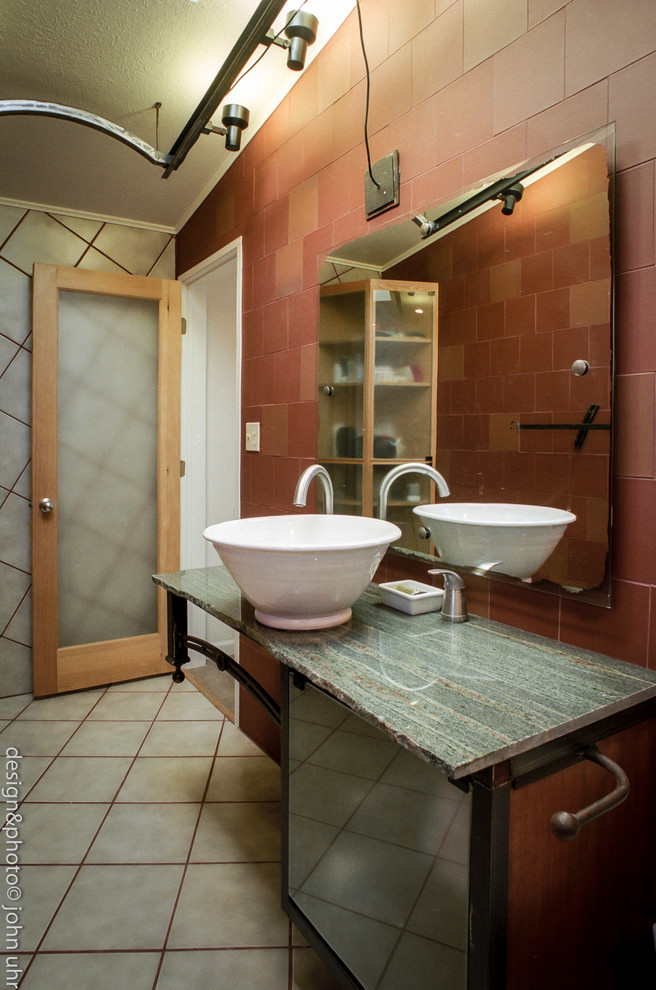 Свежая идея для дизайна: большая главная ванная комната в современном стиле с стеклянными фасадами, серыми фасадами, накладной ванной, душем над ванной, унитазом-моноблоком, красной плиткой, красными стенами, полом из керамической плитки, накладной раковиной и столешницей из гранита - отличное фото интерьера