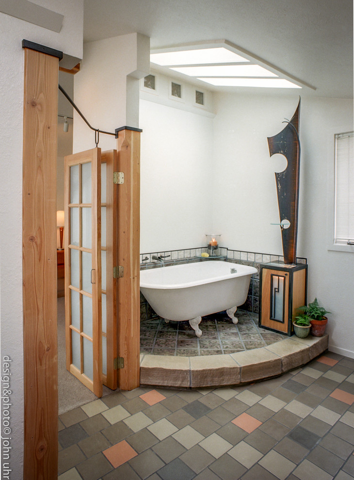 На фото: главная ванная комната среднего размера в современном стиле с стеклянными фасадами, светлыми деревянными фасадами, ванной на ножках, душем над ванной, раздельным унитазом, серой плиткой, керамической плиткой, белыми стенами, полом из мозаичной плитки, настольной раковиной и столешницей из гранита с