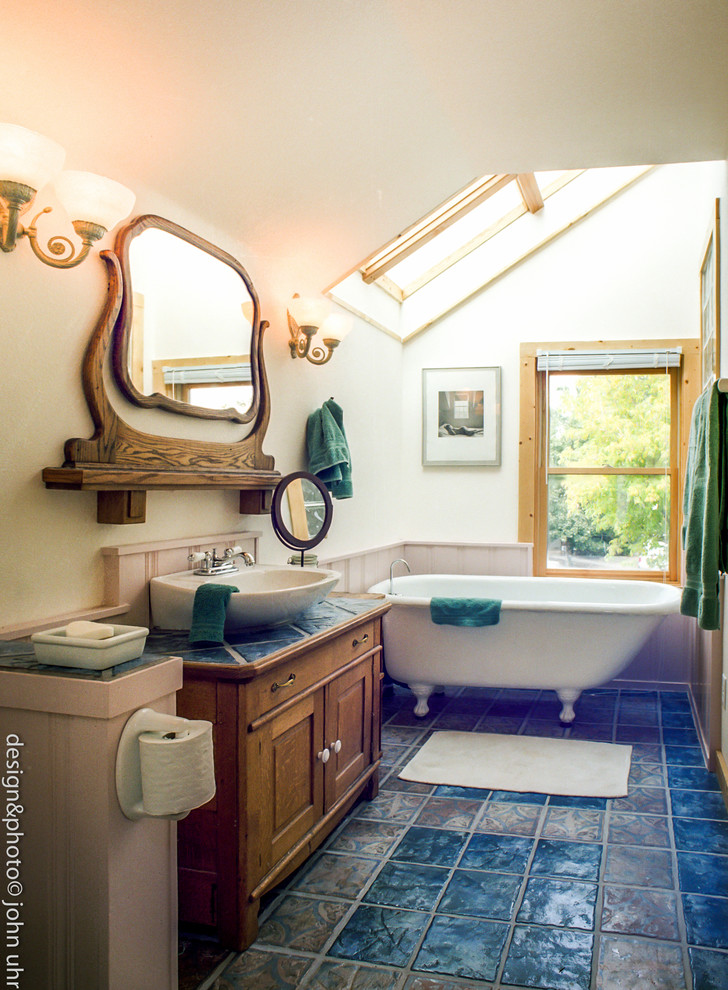 Cette photo montre une salle de bain principale victorienne en bois brun de taille moyenne avec un placard en trompe-l'oeil, une baignoire sur pieds, un combiné douche/baignoire, WC séparés, un carrelage bleu, des carreaux de céramique, un mur blanc, un sol en carrelage de porcelaine, un lavabo de ferme et un plan de toilette en carrelage.
