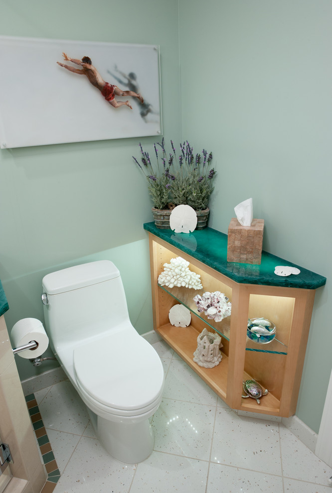 Ejemplo de cuarto de baño actual pequeño con lavabo encastrado, puertas de armario de madera clara, encimera de vidrio, ducha esquinera, sanitario de una pieza, baldosas y/o azulejos verdes, baldosas y/o azulejos de vidrio, paredes verdes y armarios abiertos