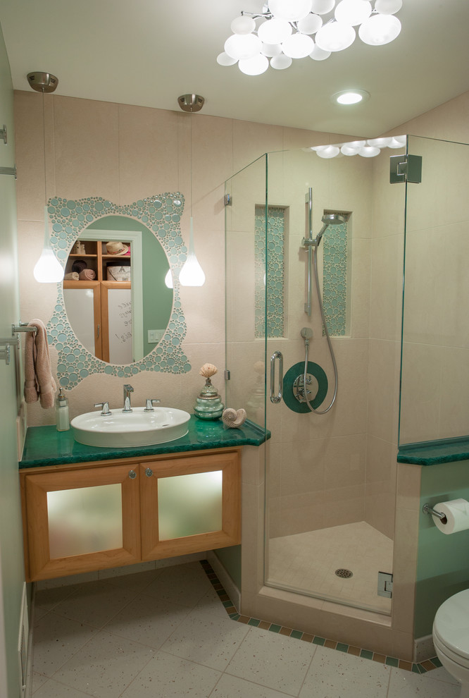 Exemple d'une petite salle de bain tendance en bois clair avec un lavabo posé, un plan de toilette en verre, une douche d'angle, WC à poser, un carrelage vert, un carrelage en pâte de verre et un mur vert.