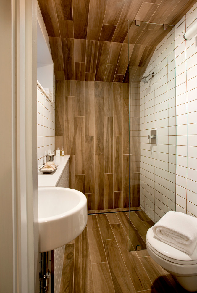 Idéer för små funkis badrum med dusch, med en kantlös dusch, en vägghängd toalettstol, flerfärgad kakel, porslinskakel, vita väggar, klinkergolv i porslin, ett väggmonterat handfat och bänkskiva i kvarts