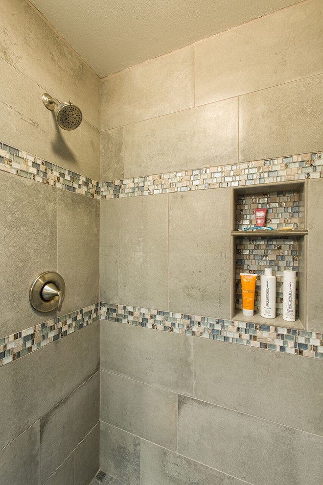 Inspiration för ett mellanstort vintage badrum med dusch, med skåp i shakerstil, vita skåp, en dusch i en alkov, glaskakel, lila väggar och ett undermonterad handfat
