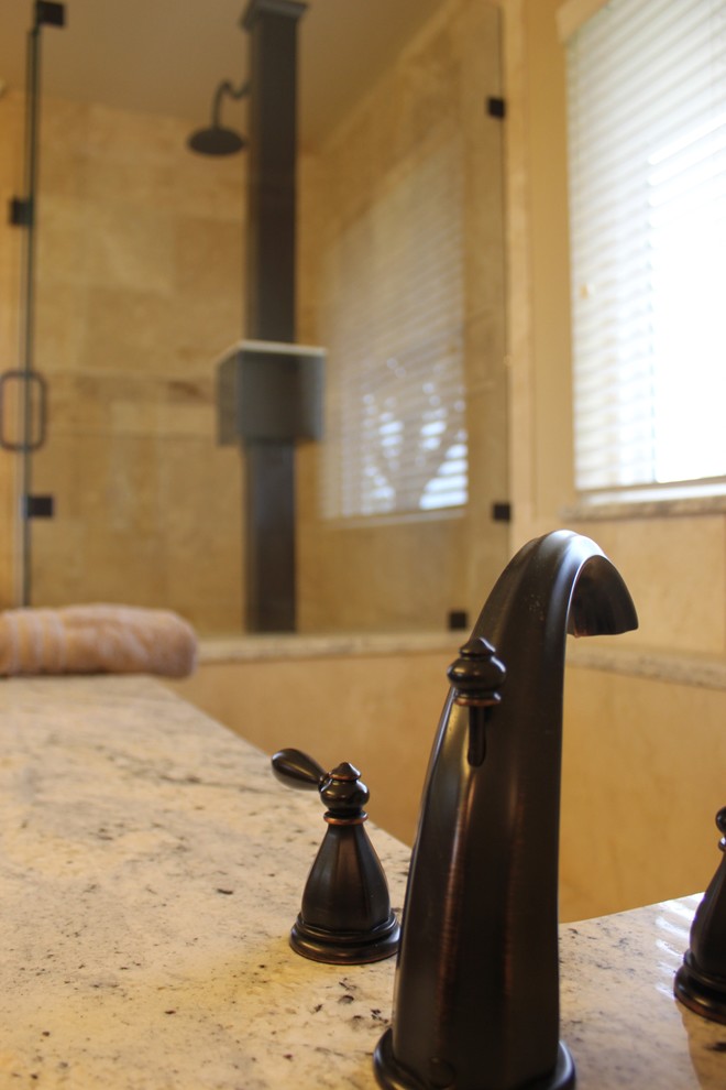 Immagine di una stanza da bagno padronale chic di medie dimensioni con lavabo sottopiano, top in granito, vasca sottopiano, doccia ad angolo, WC a due pezzi, piastrelle beige, piastrelle in pietra, pareti beige e pavimento in travertino