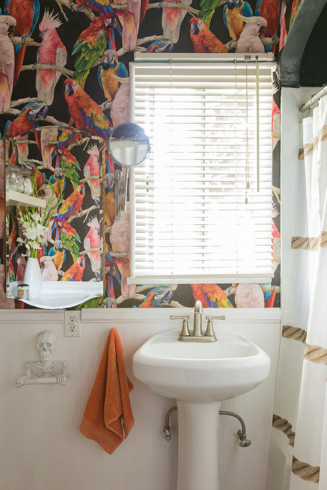 Ejemplo de cuarto de baño ecléctico con ducha empotrada, paredes multicolor, lavabo con pedestal y ducha con cortina