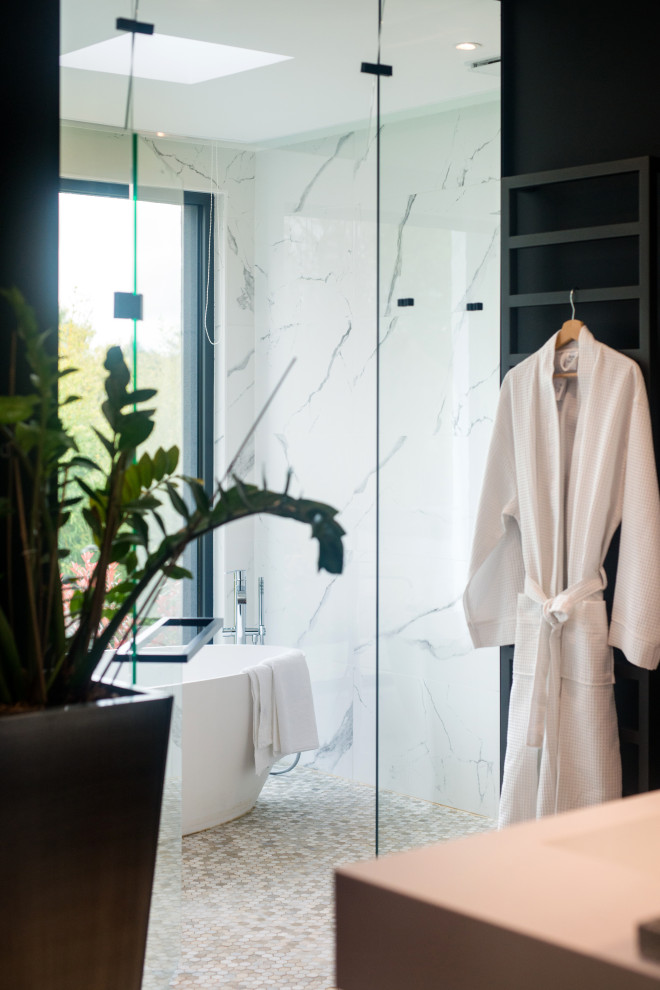 Свежая идея для дизайна: главная ванная комната среднего размера в современном стиле с черными фасадами, накладной ванной, черно-белой плиткой, мраморной плиткой, белой столешницей и напольной тумбой - отличное фото интерьера