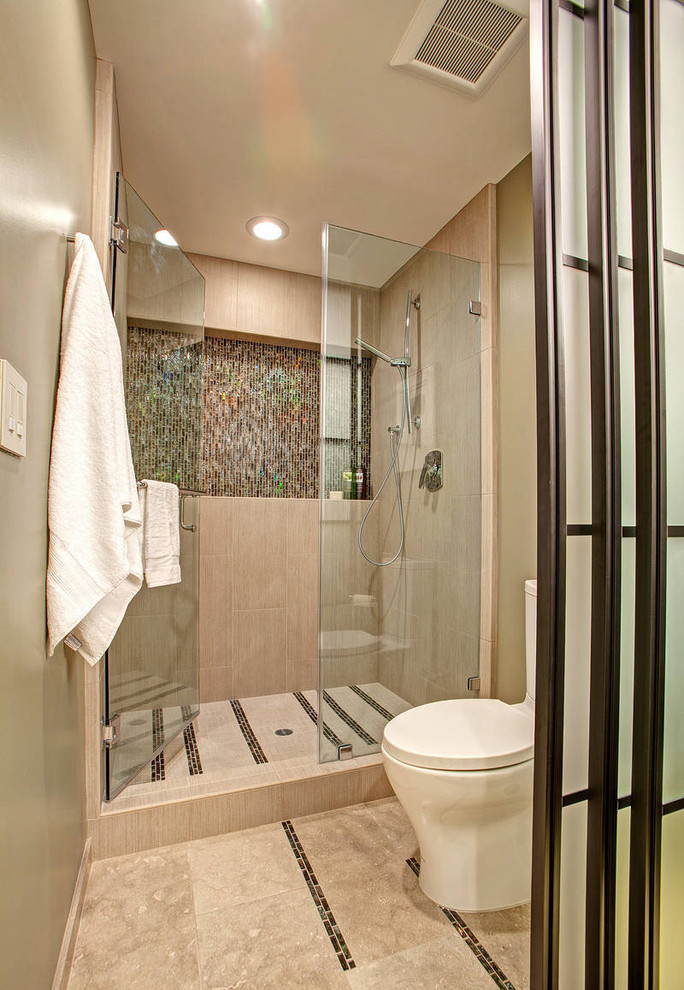 Ispirazione per una stanza da bagno minimal con doccia alcova, piastrelle beige e pareti beige