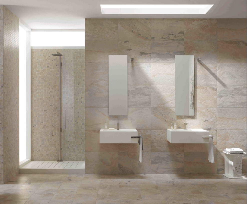 Cette photo montre une douche en alcôve principale moderne avec un carrelage beige, un carrelage de pierre, un mur beige, un sol en ardoise et un lavabo suspendu.