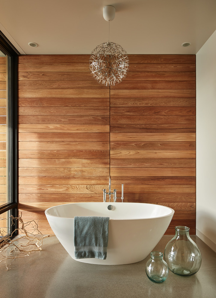 Modernes Badezimmer mit freistehender Badewanne, weißer Wandfarbe, Betonboden und grauem Boden in Seattle