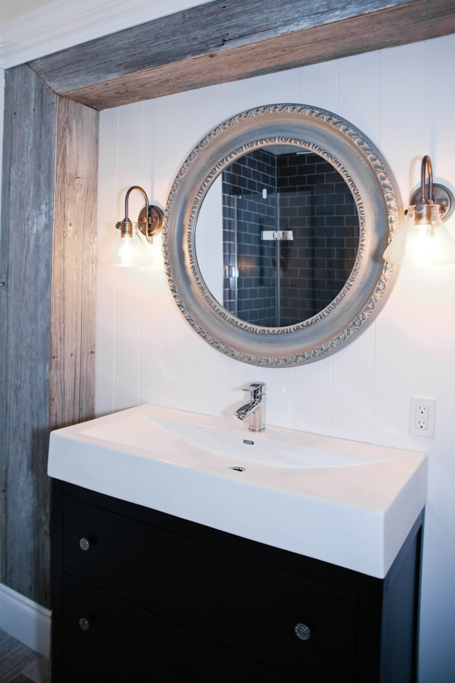 トロントにある低価格の中くらいなコンテンポラリースタイルのおしゃれな浴室 (横長型シンク、フラットパネル扉のキャビネット、濃色木目調キャビネット、ダブルシャワー、一体型トイレ	、青いタイル、セラミックタイル、白い壁、セラミックタイルの床) の写真