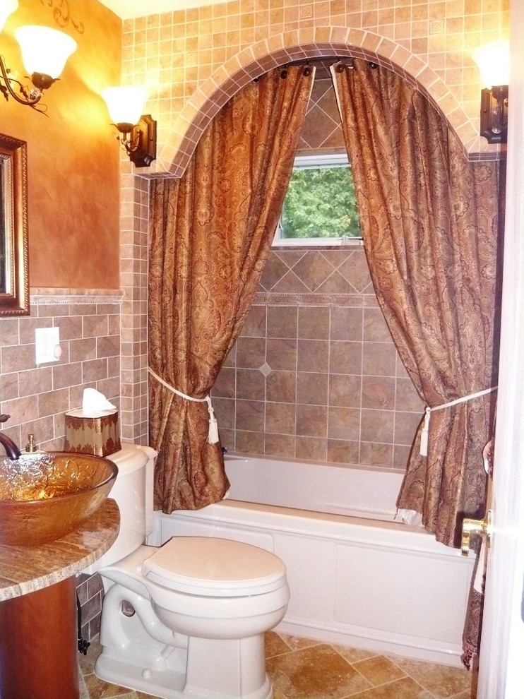 Aménagement d'une petite salle de bain principale classique en bois brun avec un placard avec porte à panneau surélevé, une baignoire en alcôve, un combiné douche/baignoire, WC séparés, un carrelage de pierre, un mur multicolore, un sol en travertin, une vasque et un plan de toilette en granite.