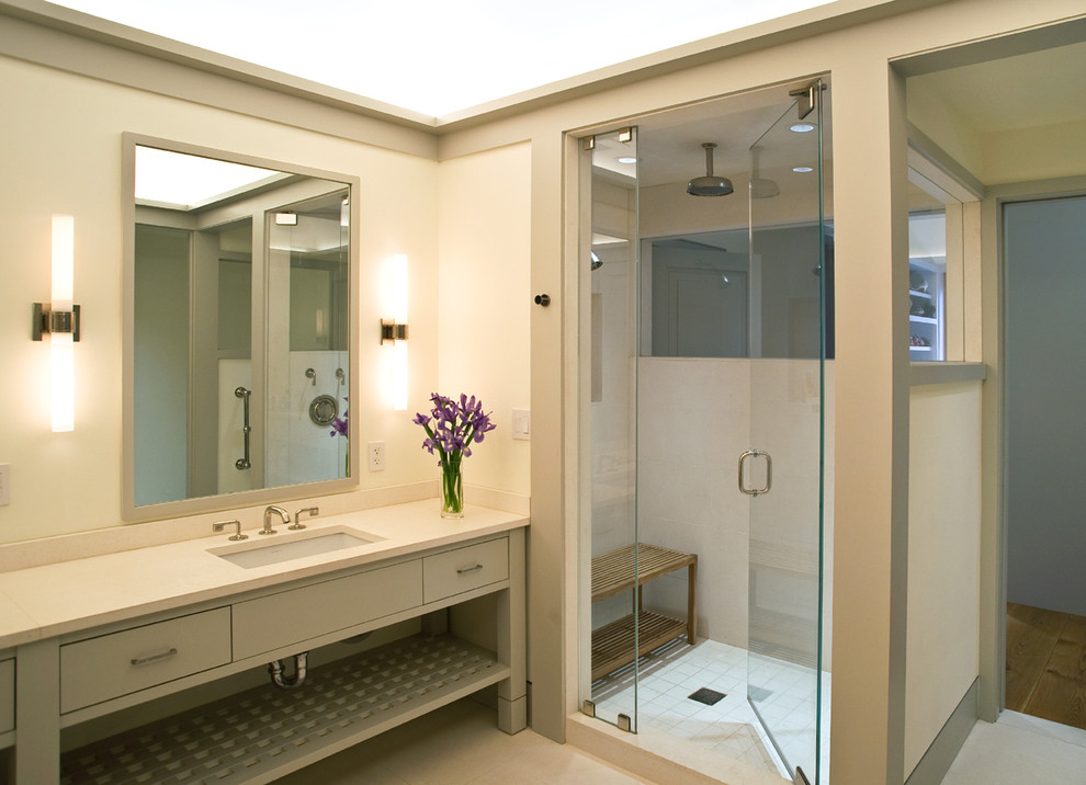 Exempel på ett modernt badrum, med grå skåp och en dusch i en alkov