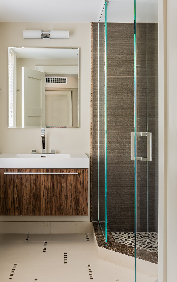 Ispirazione per una stanza da bagno minimal con doccia ad angolo, lavabo integrato, ante lisce, ante in legno bruno, piastrelle beige, pareti beige e pavimento con piastrelle in ceramica