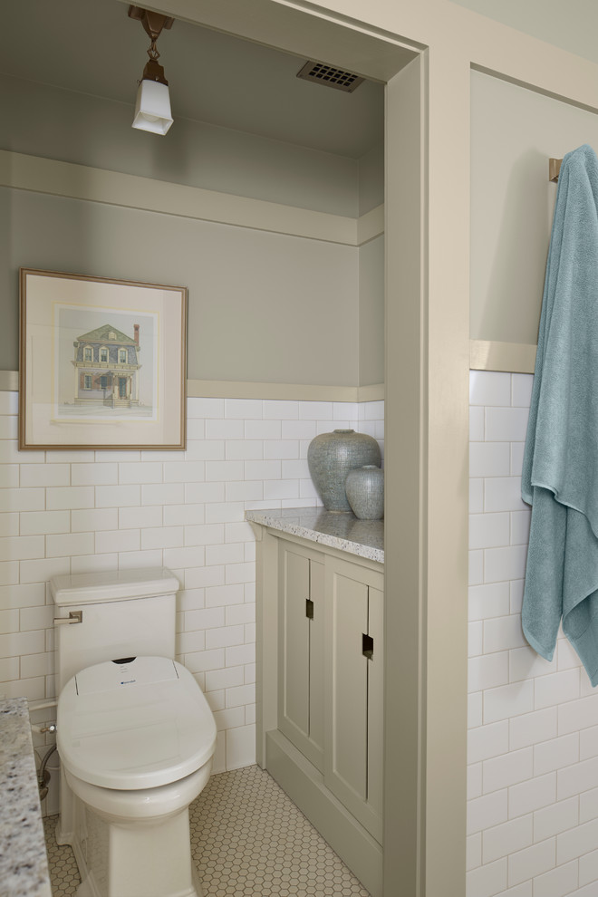 Exemple d'une douche en alcôve principale craftsman avec une baignoire indépendante, un carrelage blanc, un carrelage métro, un sol en carrelage de céramique, un lavabo posé, un placard à porte plane, des portes de placard beiges, WC séparés et un mur beige.