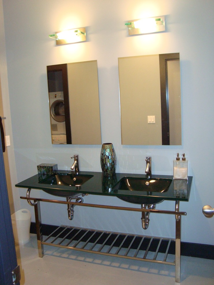 Design ideas for a contemporary bathroom in Grand Rapids.