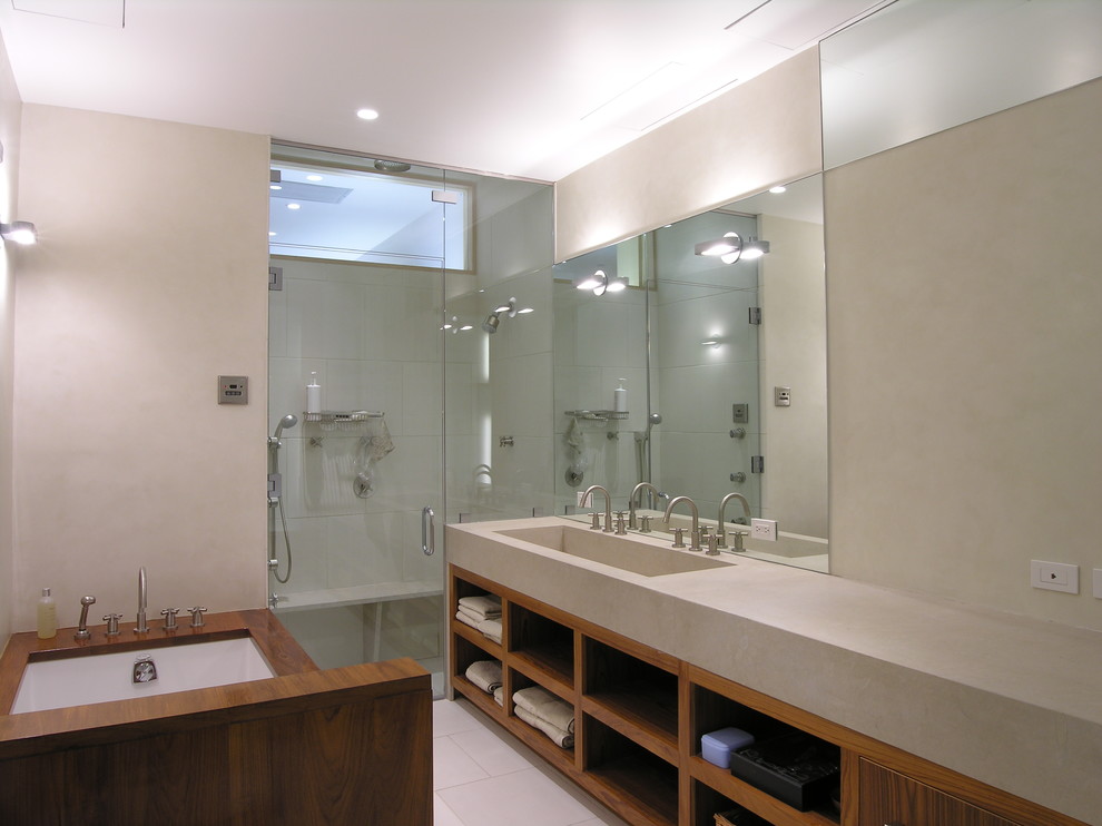 Идея дизайна: ванная комната в стиле модернизм с раковиной с несколькими смесителями и окном