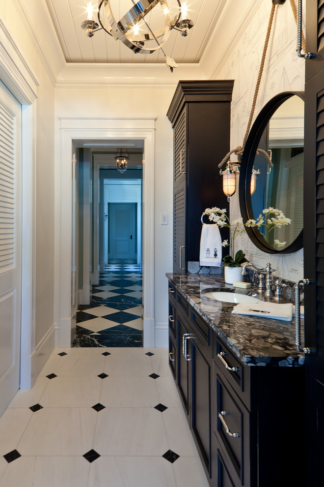 Klassisches Badezimmer mit Unterbauwaschbecken, Schrankfronten mit vertiefter Füllung und schwarzen Schränken in Tampa