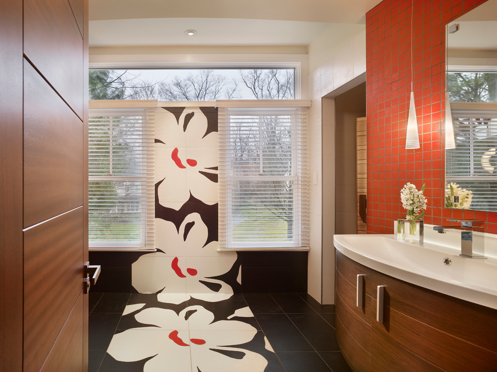 Пример оригинального дизайна: главная ванная комната среднего размера в стиле модернизм с монолитной раковиной, плоскими фасадами, коричневыми фасадами, столешницей из гранита, инсталляцией, красной плиткой, керамогранитной плиткой, красными стенами и полом из керамогранита