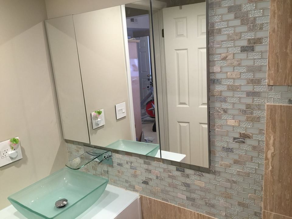 На фото: маленькая главная ванная комната в современном стиле с ванной в нише, душем над ванной, синей плиткой, стеклянной плиткой, бежевыми стенами, полом из керамической плитки и настольной раковиной для на участке и в саду с