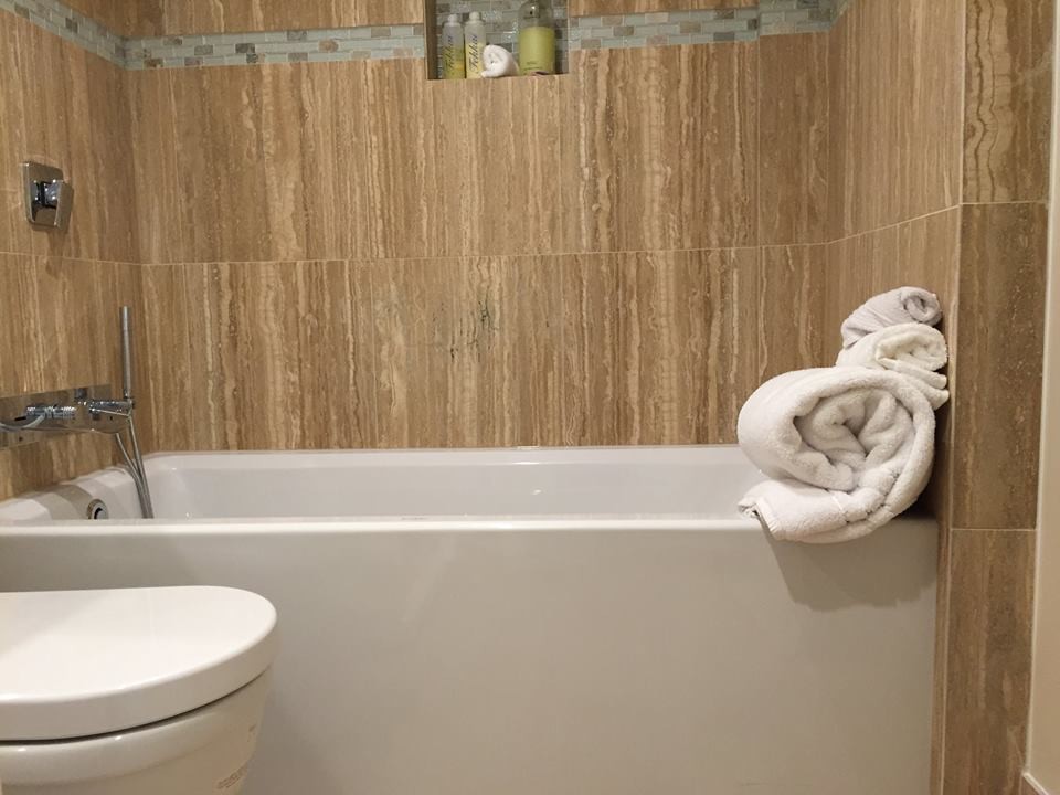 Idéer för ett litet modernt en-suite badrum, med ett badkar i en alkov, en dusch/badkar-kombination, blå kakel, glaskakel, beige väggar, klinkergolv i keramik och ett fristående handfat
