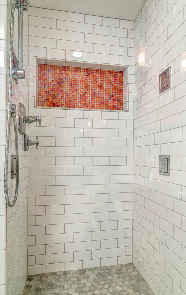 Diseño de cuarto de baño actual de tamaño medio con ducha empotrada y baldosas y/o azulejos de cemento