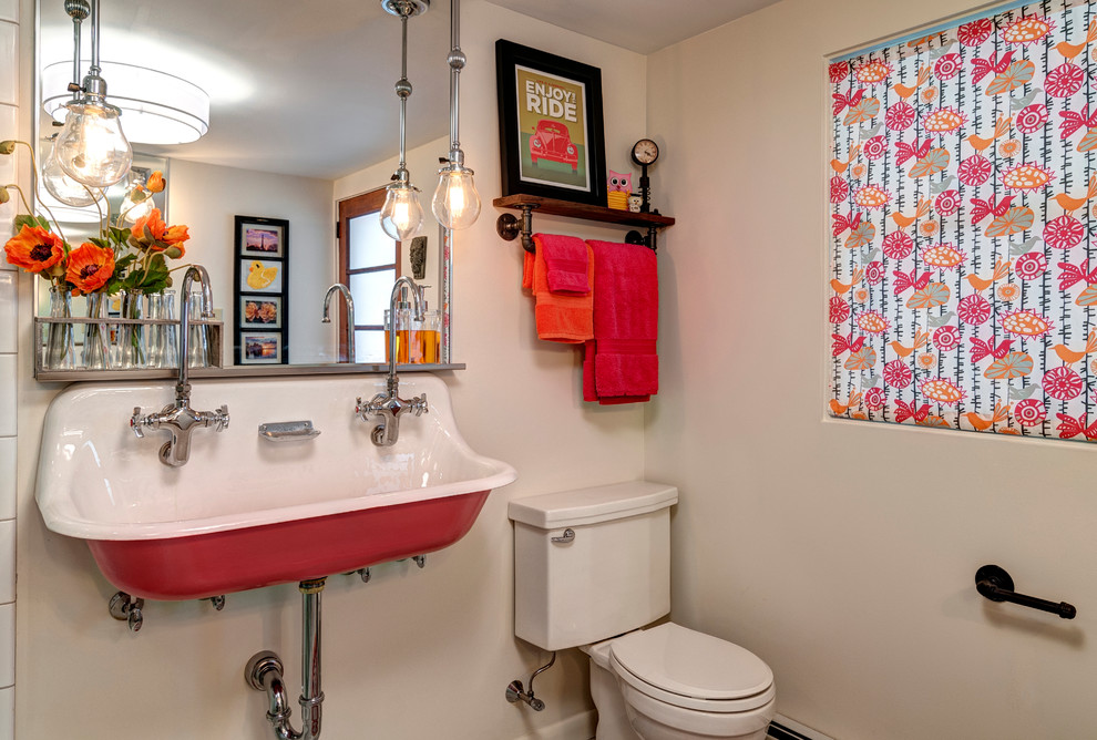 Idée de décoration pour une salle de bain bohème de taille moyenne pour enfant avec WC séparés, un mur blanc et un lavabo suspendu.