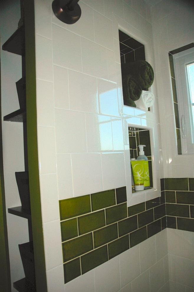 Inspiration pour une salle de bain bohème de taille moyenne pour enfant avec un placard en trompe-l'oeil, des portes de placard noires, un combiné douche/baignoire, WC séparés, un carrelage blanc, des carreaux de céramique, un mur vert, un sol en carrelage de céramique et un lavabo intégré.