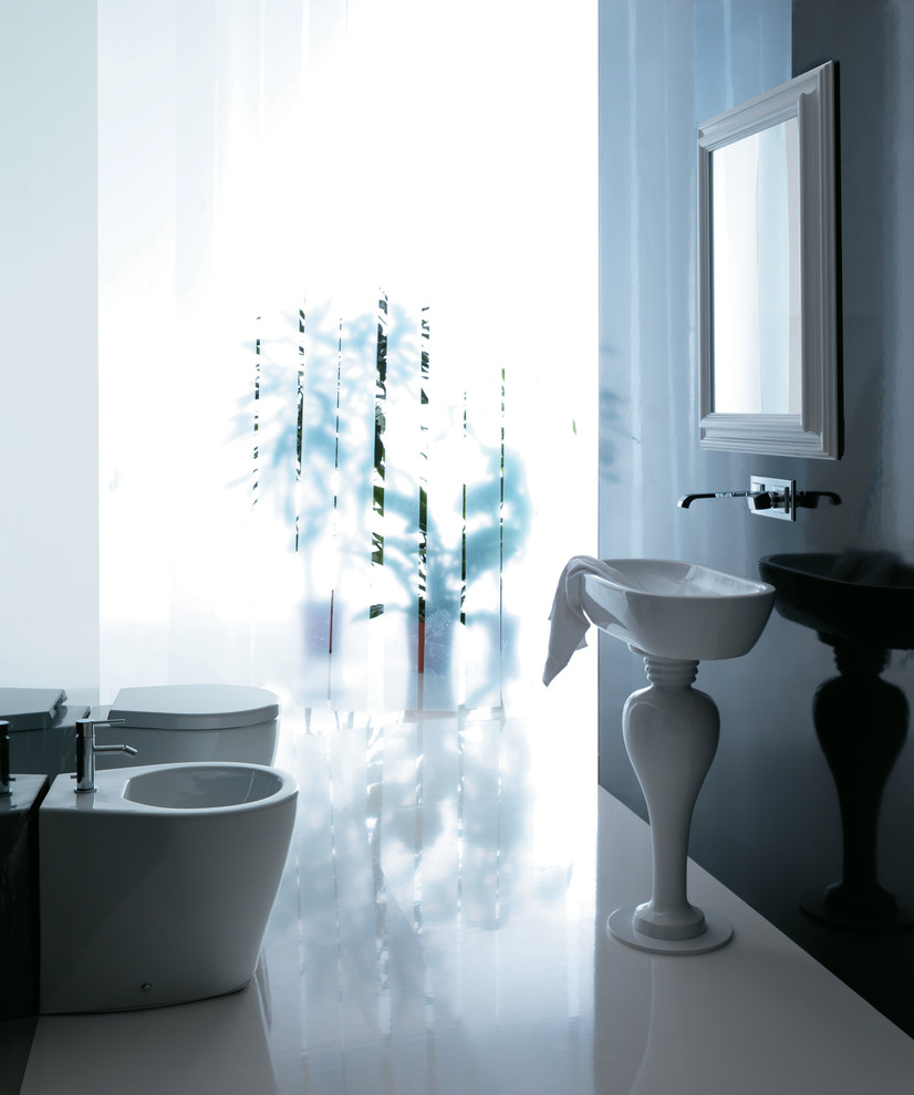 Пример оригинального дизайна: главная ванная комната среднего размера в современном стиле с раковиной с пьедесталом, отдельно стоящей ванной, открытым душем, раздельным унитазом, черной плиткой, стеклянной плиткой, черными стенами, бетонным полом, белым полом и открытым душем