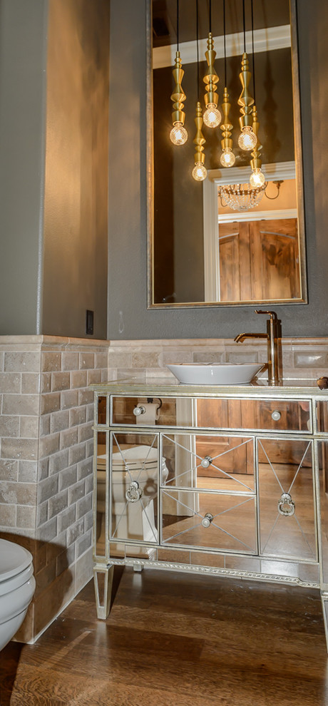 Klassisches Duschbad mit Glasfronten, beigen Fliesen, braunem Holzboden und braunem Boden in Portland