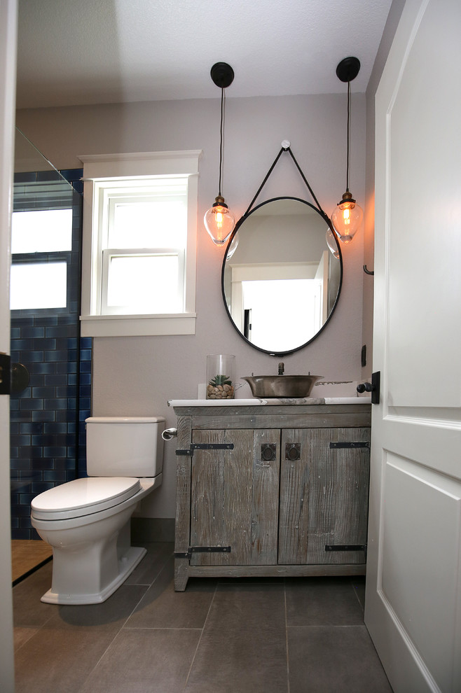 Idée de décoration pour une petite salle d'eau bohème en bois vieilli avec un placard en trompe-l'oeil, une douche à l'italienne, un mur gris, un sol en carrelage de porcelaine, une vasque, un sol gris, une cabine de douche à porte battante, un carrelage bleu, un plan de toilette en quartz modifié et un plan de toilette multicolore.