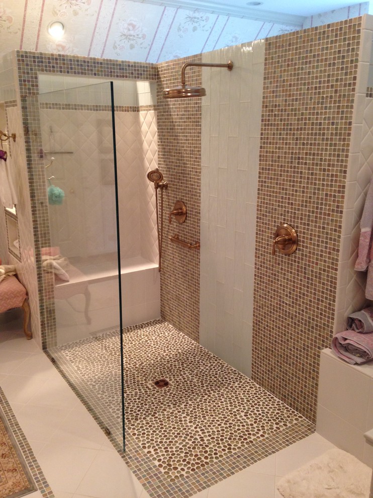 Réalisation d'une salle de bain principale bohème de taille moyenne avec une douche à l'italienne, un carrelage blanc, des carreaux de porcelaine, un mur blanc et un sol en galet.