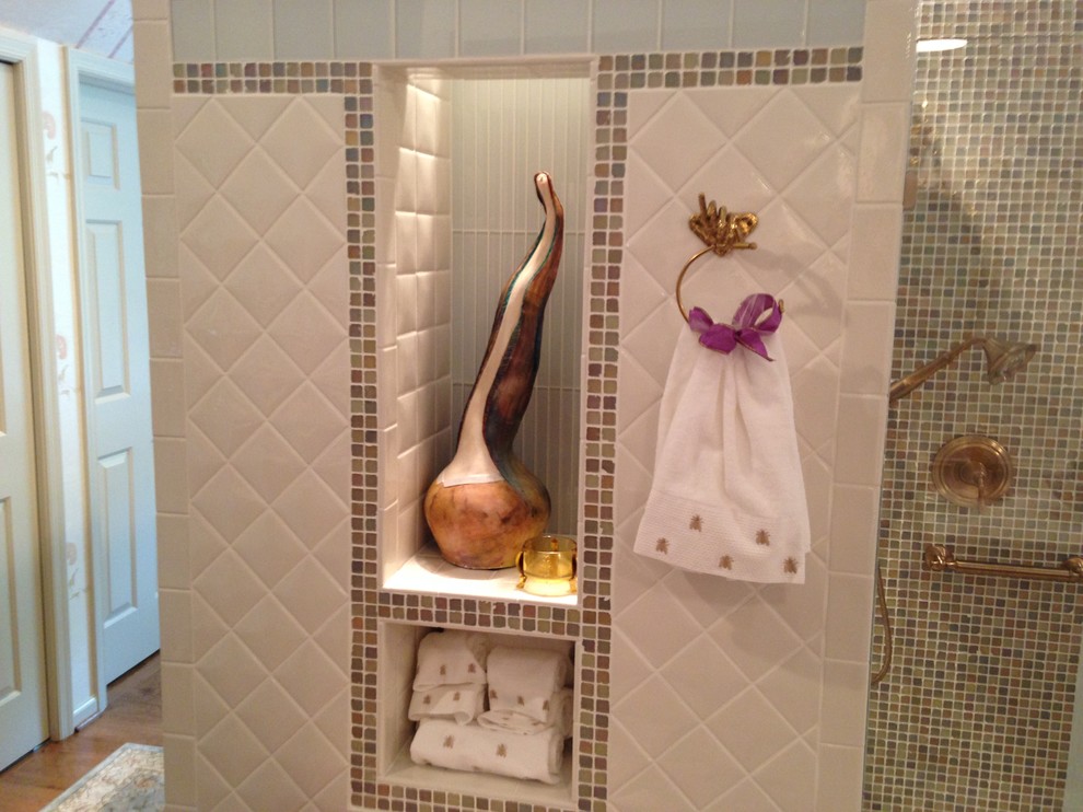 Inredning av ett eklektiskt mellanstort en-suite badrum, med en kantlös dusch, vit kakel, porslinskakel, vita väggar och klinkergolv i småsten