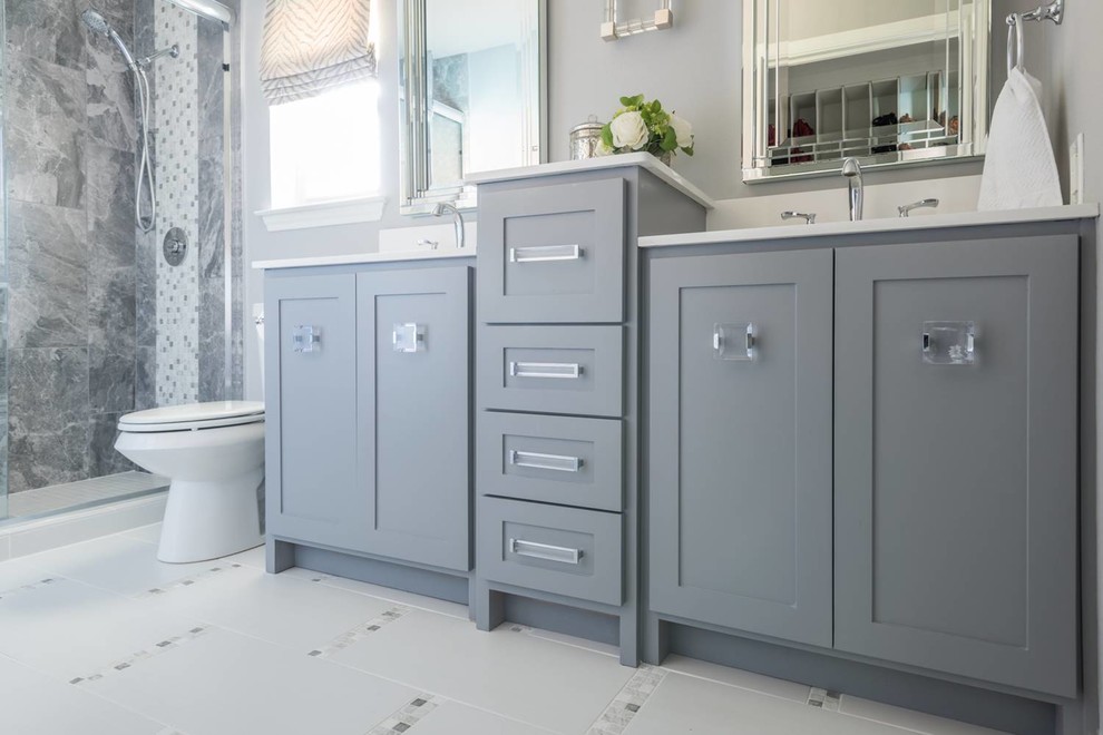 Exempel på ett mellanstort modernt en-suite badrum, med skåp i shakerstil, grå skåp, grå väggar, ett undermonterad handfat, bänkskiva i akrylsten, en öppen dusch, en toalettstol med hel cisternkåpa, grå kakel, porslinskakel, klinkergolv i porslin, vitt golv och dusch med skjutdörr