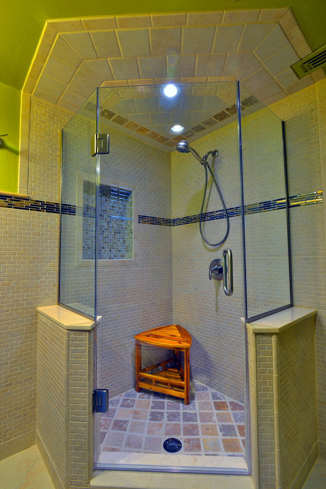 Modelo de cuarto de baño principal minimalista de tamaño medio con ducha esquinera, ducha con puerta con bisagras, baldosas y/o azulejos beige, baldosas y/o azulejos en mosaico, paredes verdes, suelo de pizarra y suelo beige