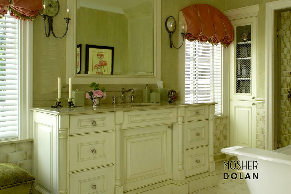 Exempel på ett stort klassiskt badrum, med ett integrerad handfat, luckor med profilerade fronter, vita skåp, marmorbänkskiva, ett fristående badkar, grön kakel, keramikplattor, beige väggar och klinkergolv i porslin