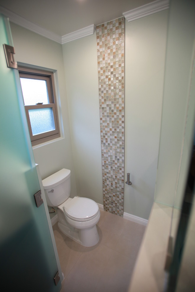 Immagine di una stanza da bagno moderna con ante in legno bruno, piastrelle multicolore e piastrelle a mosaico