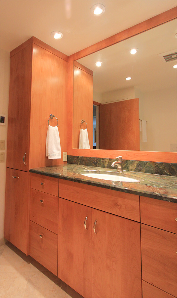 Idéer för att renovera ett mellanstort funkis grön grönt en-suite badrum, med släta luckor, skåp i mellenmörkt trä, ett undermonterat badkar, en dusch/badkar-kombination, porslinskakel, klinkergolv i porslin, ett undermonterad handfat, bänkskiva i kvartsit och dusch med gångjärnsdörr