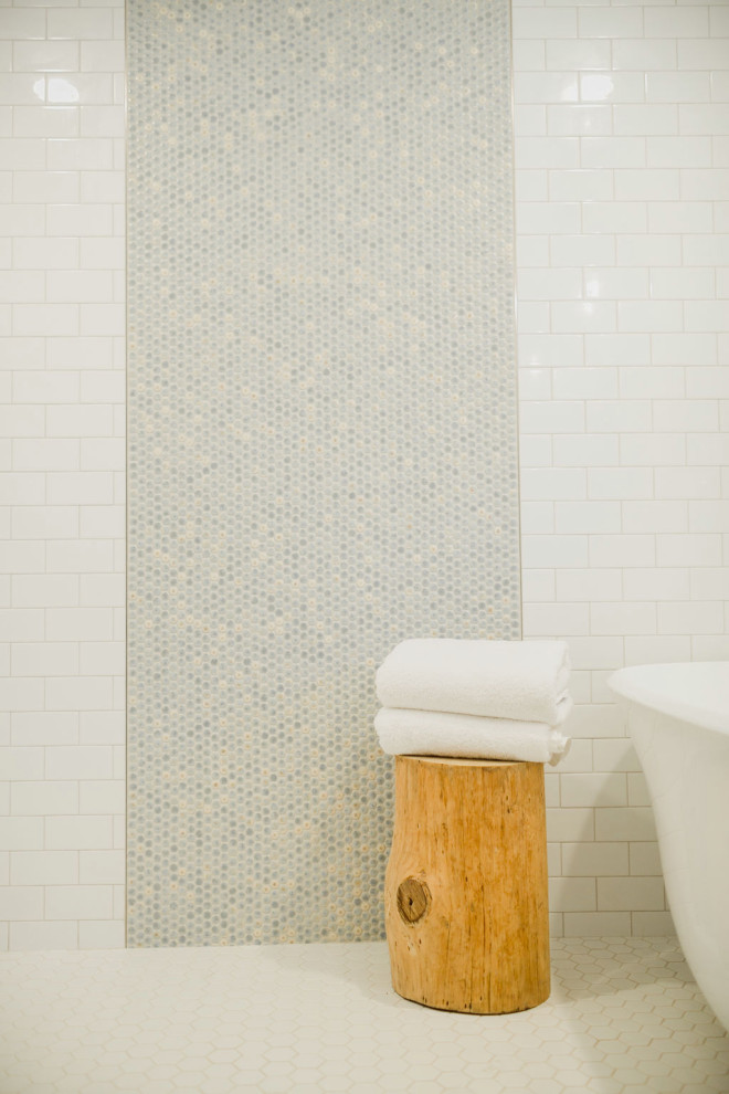 Inspiration för ett mellanstort funkis vit vitt en-suite badrum, med möbel-liknande, vita skåp, våtrum, en toalettstol med hel cisternkåpa, vit kakel, keramikplattor, orange väggar, klinkergolv i keramik, svart golv och med dusch som är öppen