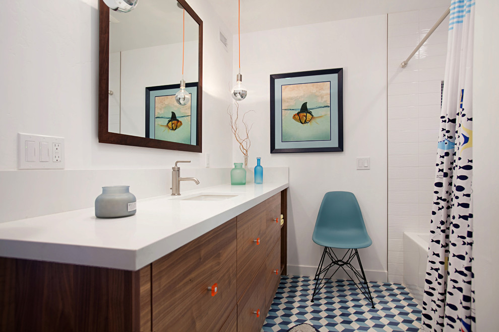 Imagen de cuarto de baño contemporáneo con armarios con paneles lisos, puertas de armario de madera oscura, bañera empotrada, combinación de ducha y bañera, paredes blancas, aseo y ducha, lavabo bajoencimera, suelo azul y ducha con cortina