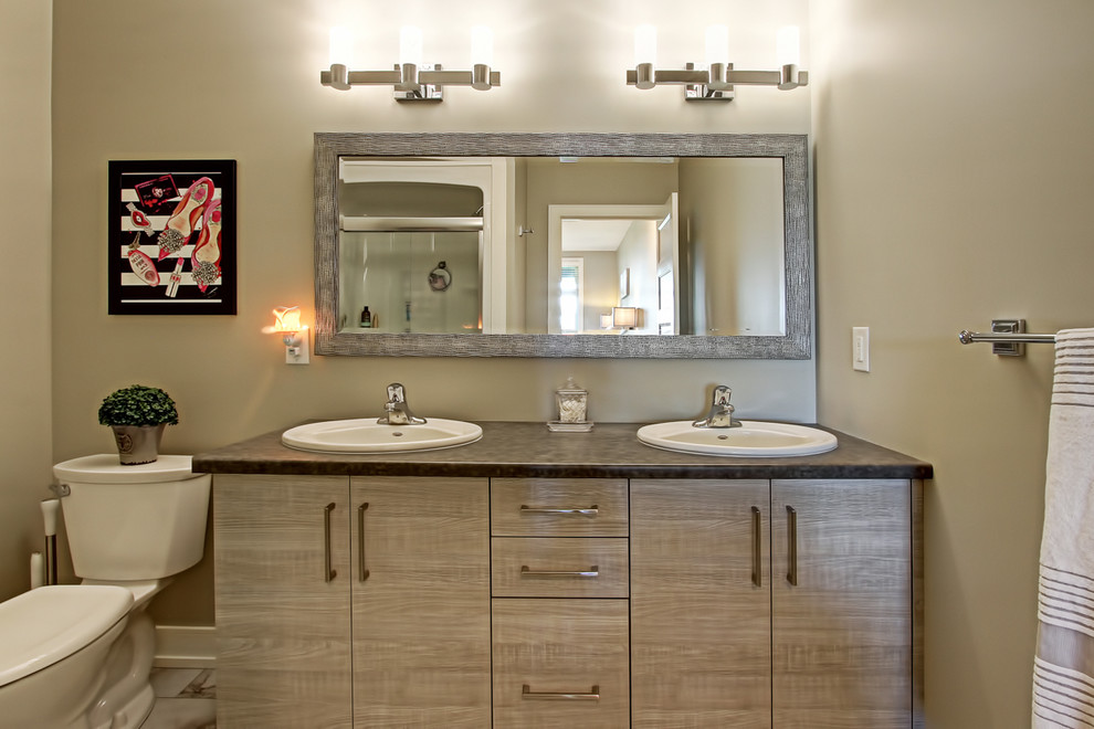 Bild på ett mellanstort vintage grå grått badrum med dusch, med släta luckor, skåp i ljust trä, en toalettstol med separat cisternkåpa, beige väggar, skiffergolv, ett nedsänkt handfat, bänkskiva i kvarts och vitt golv