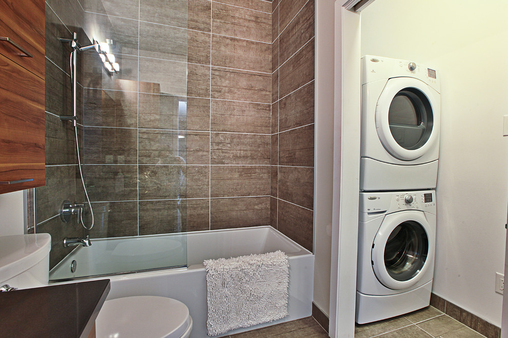 На фото: ванная комната со стиральной машиной в стиле модернизм с