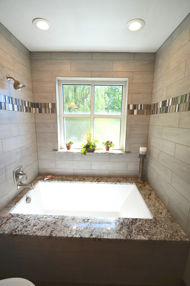 Immagine di una stanza da bagno padronale minimal di medie dimensioni con top in granito, vasca da incasso, doccia aperta, piastrelle grigie, piastrelle in ceramica, pareti beige e pavimento con piastrelle in ceramica