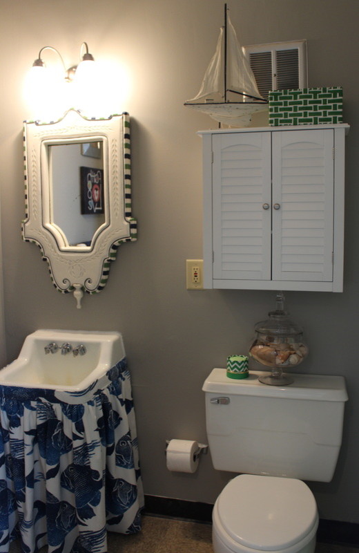 Inspiration för ett funkis badrum, med ett väggmonterat handfat, vita skåp och en vägghängd toalettstol