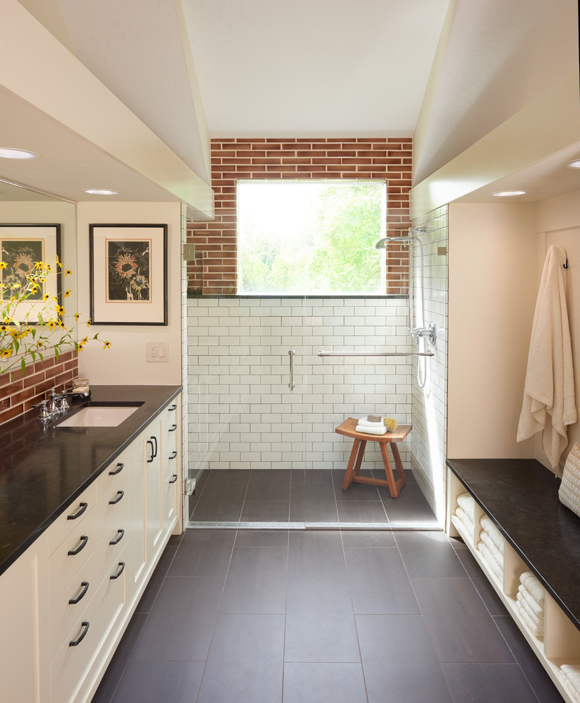 Свежая идея для дизайна: главная ванная комната среднего размера в стиле неоклассика (современная классика) с фасадами в стиле шейкер, белыми фасадами, душем без бортиков, оранжевой плиткой, керамогранитной плиткой, белыми стенами, полом из керамической плитки, врезной раковиной, столешницей из гранита, коричневым полом и душем с распашными дверями - отличное фото интерьера