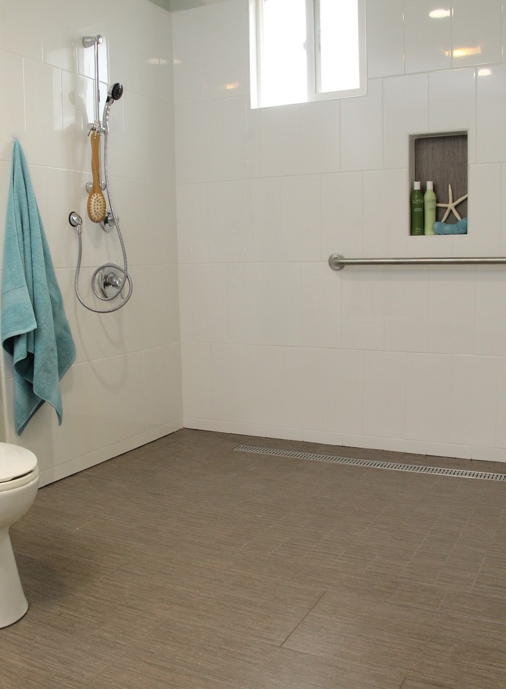 Источник вдохновения для домашнего уюта: главная ванная комната среднего размера в морском стиле с подвесной раковиной, душем без бортиков, раздельным унитазом, коричневой плиткой, керамогранитной плиткой, зелеными стенами и полом из керамогранита