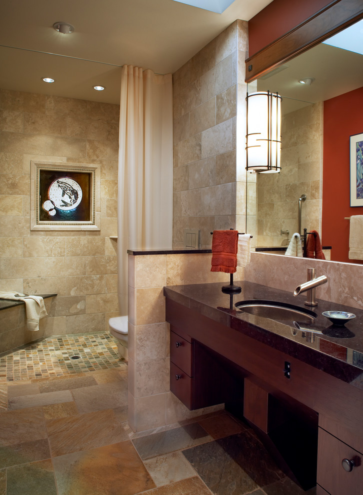Idée de décoration pour une salle de bain design en bois foncé de taille moyenne avec une douche à l'italienne, WC suspendus, un carrelage beige, du carrelage en pierre calcaire, un mur multicolore, un lavabo encastré, un plan de toilette en quartz modifié, un sol beige et une cabine de douche avec un rideau.