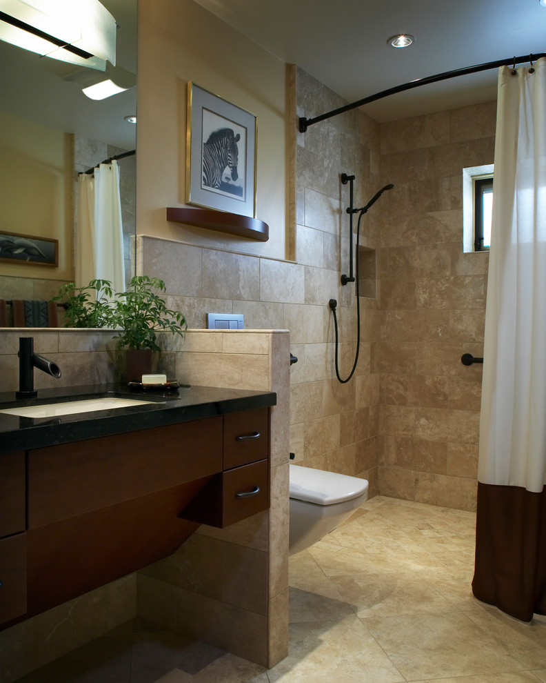 Свежая идея для дизайна: ванная комната среднего размера в современном стиле с темными деревянными фасадами, душем без бортиков, инсталляцией, бежевой плиткой, плиткой из известняка, разноцветными стенами, врезной раковиной, столешницей из искусственного кварца, бежевым полом и шторкой для ванной - отличное фото интерьера