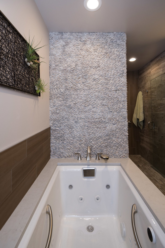 Идея дизайна: главная ванная комната среднего размера в стиле модернизм с фасадами в стиле шейкер, темными деревянными фасадами, ванной в нише, душевой комнатой, коричневой плиткой, врезной раковиной и столешницей из кварцита