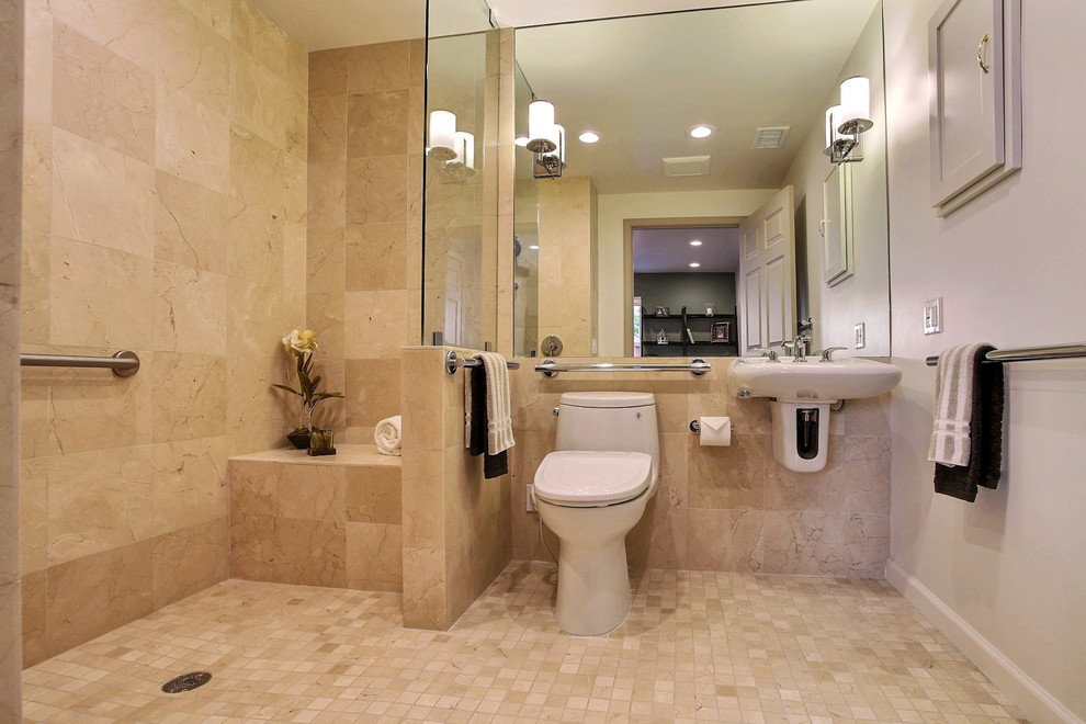 Пример оригинального дизайна: главная ванная комната среднего размера в современном стиле с фасадами с декоративным кантом, душем без бортиков, бежевой плиткой, бежевыми стенами, мраморным полом и биде